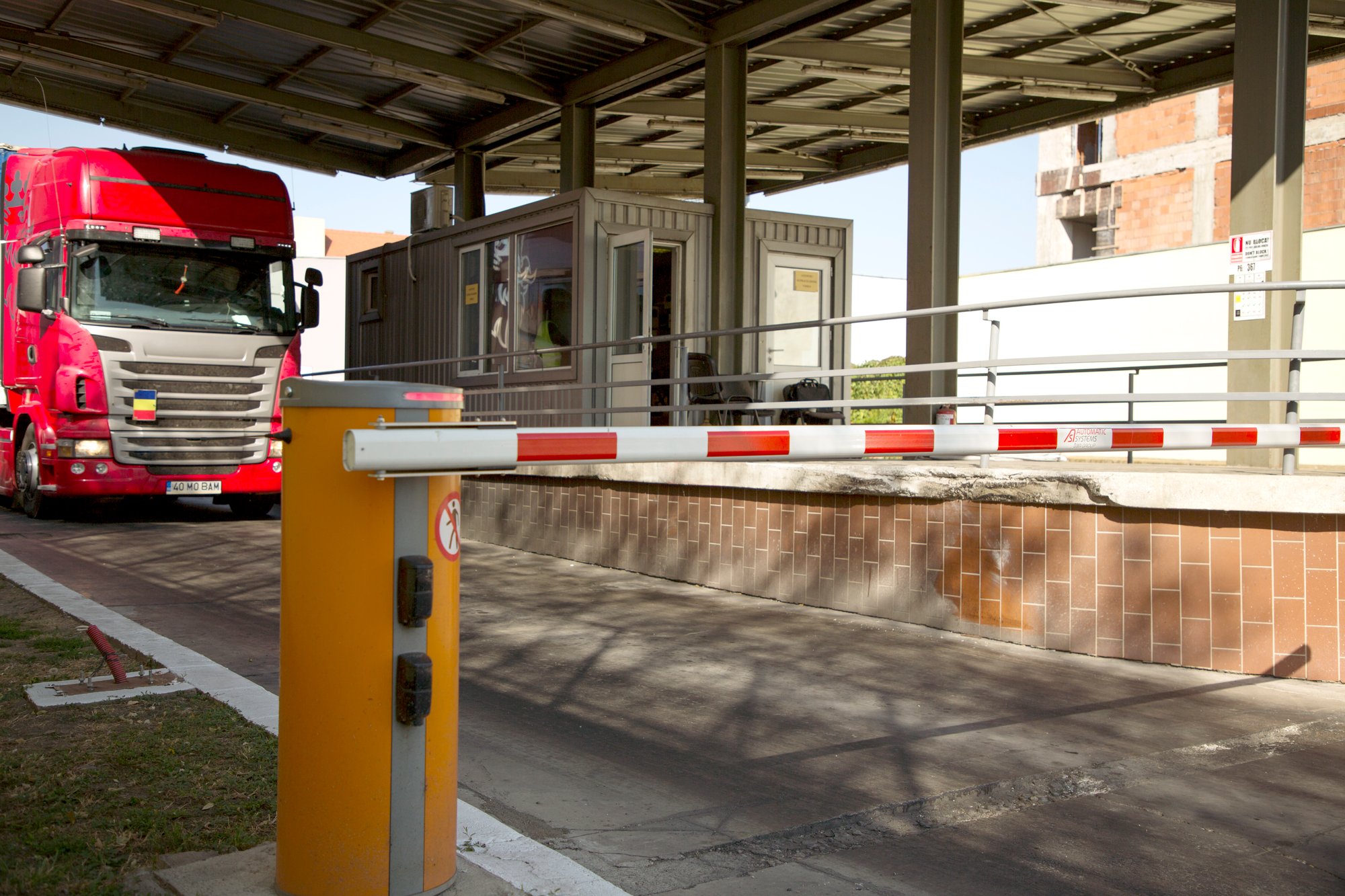 boom_entrance_truck_01_1810_hi